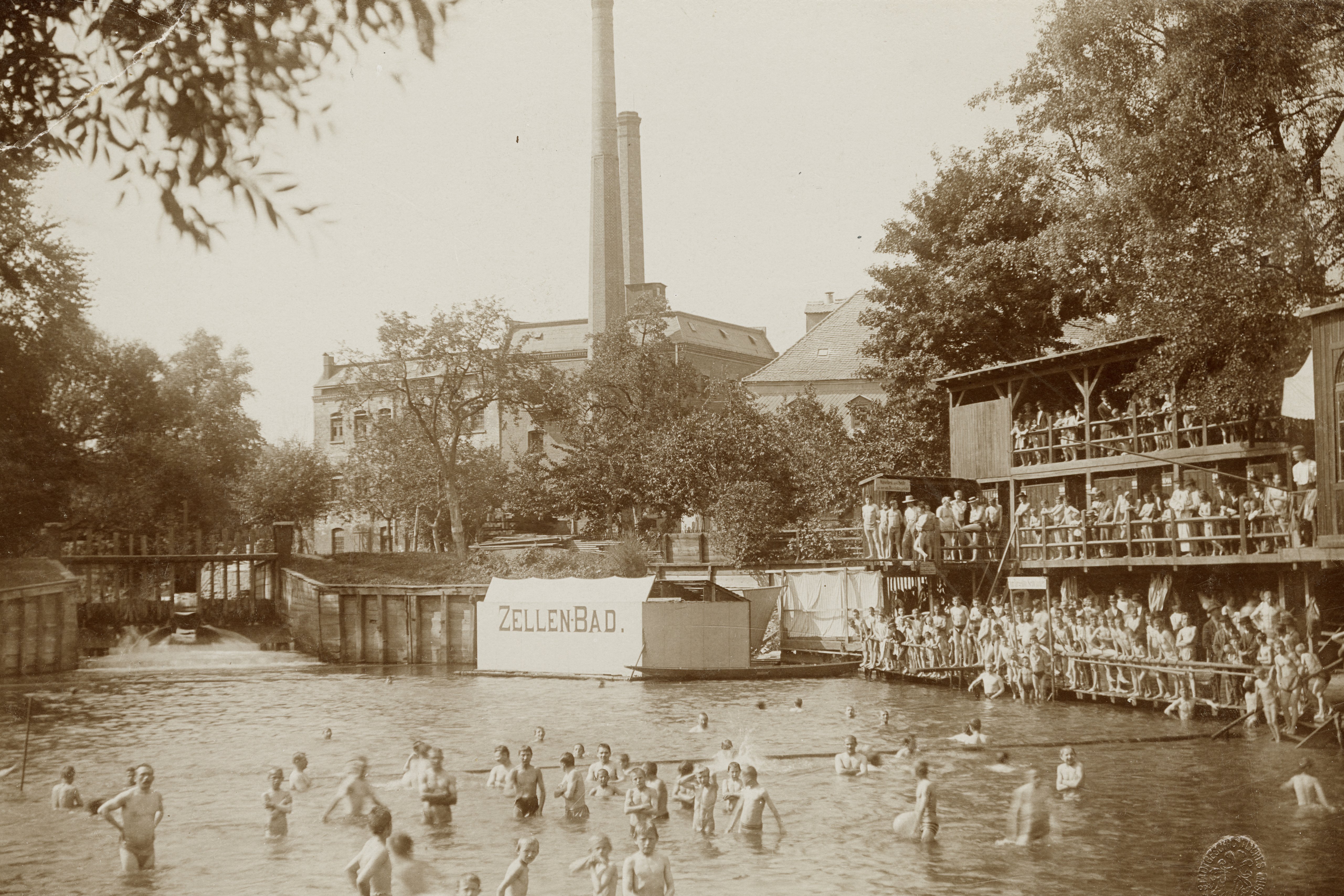 Um 1910: Das Flussbad in Lindenau (auch als Fuchs’sche Badeanstalt bezeichnet) befand sich an der Kleinen Luppe am Westrand des Palmengartens.