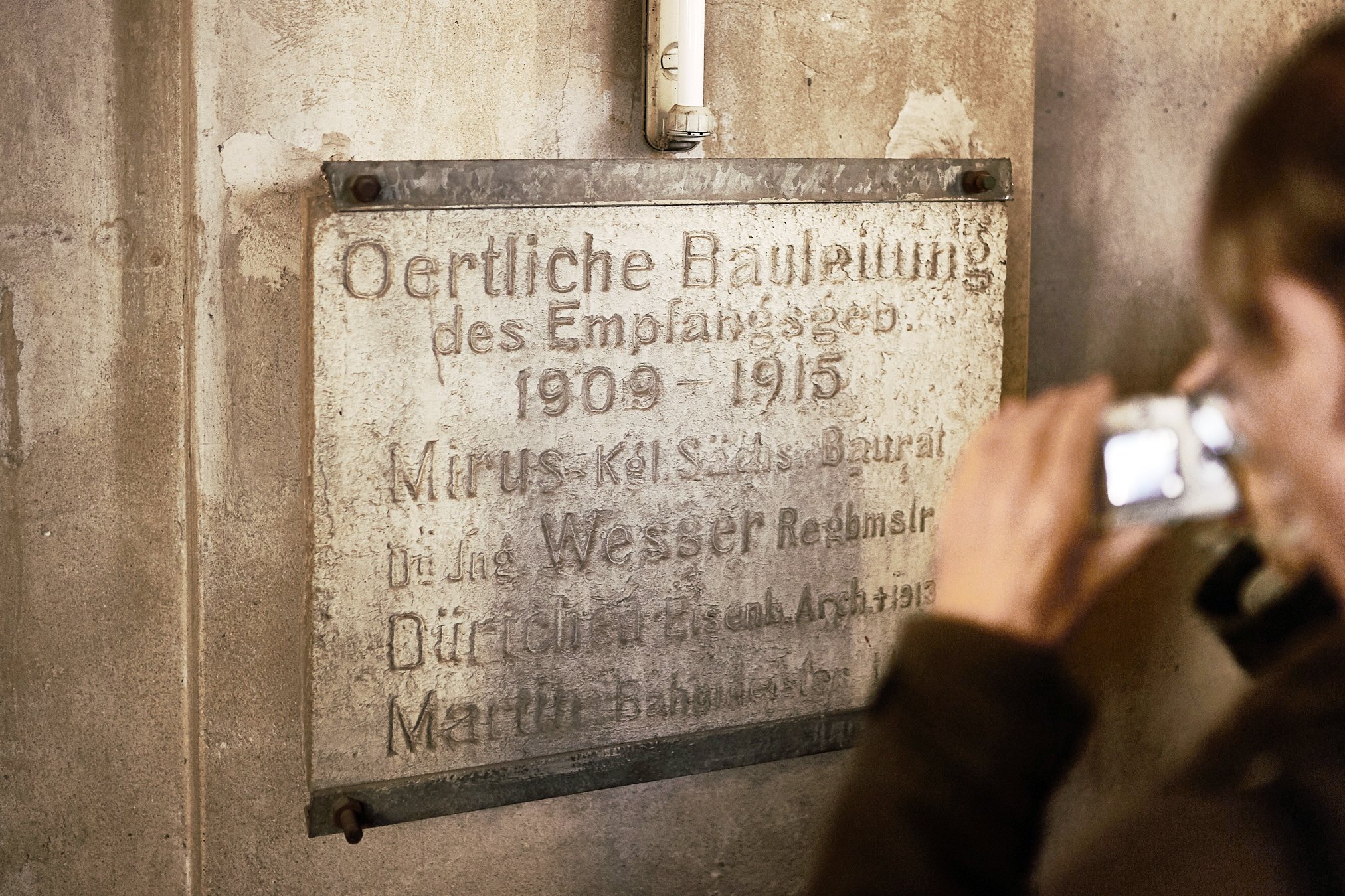 Diese Bauinschrift dokumentiert die Entstehungszeit des Hauptbahnhofs