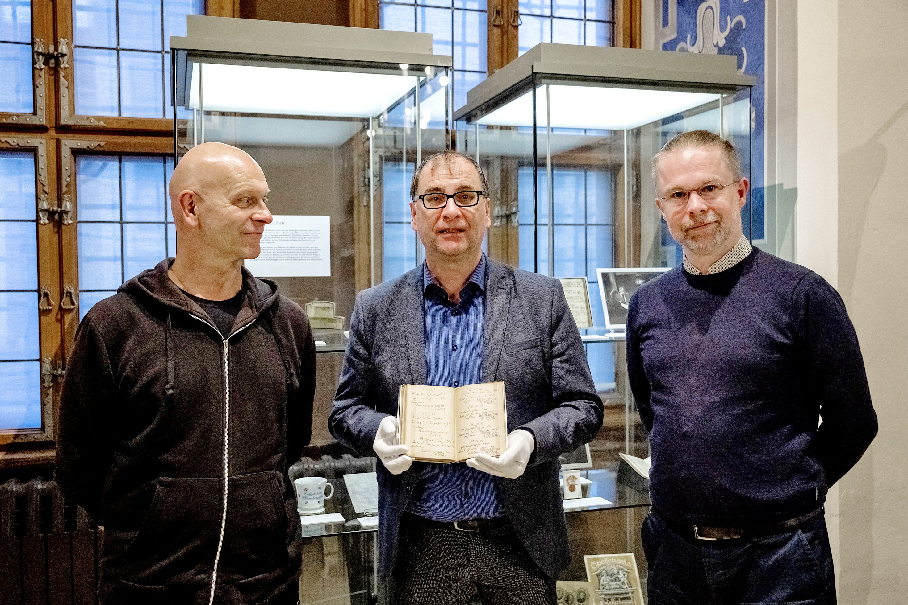 Anselm Hartinger (Direktor Stadtgeschichtliches Museum) mit dem historischen Mietzinsbuch