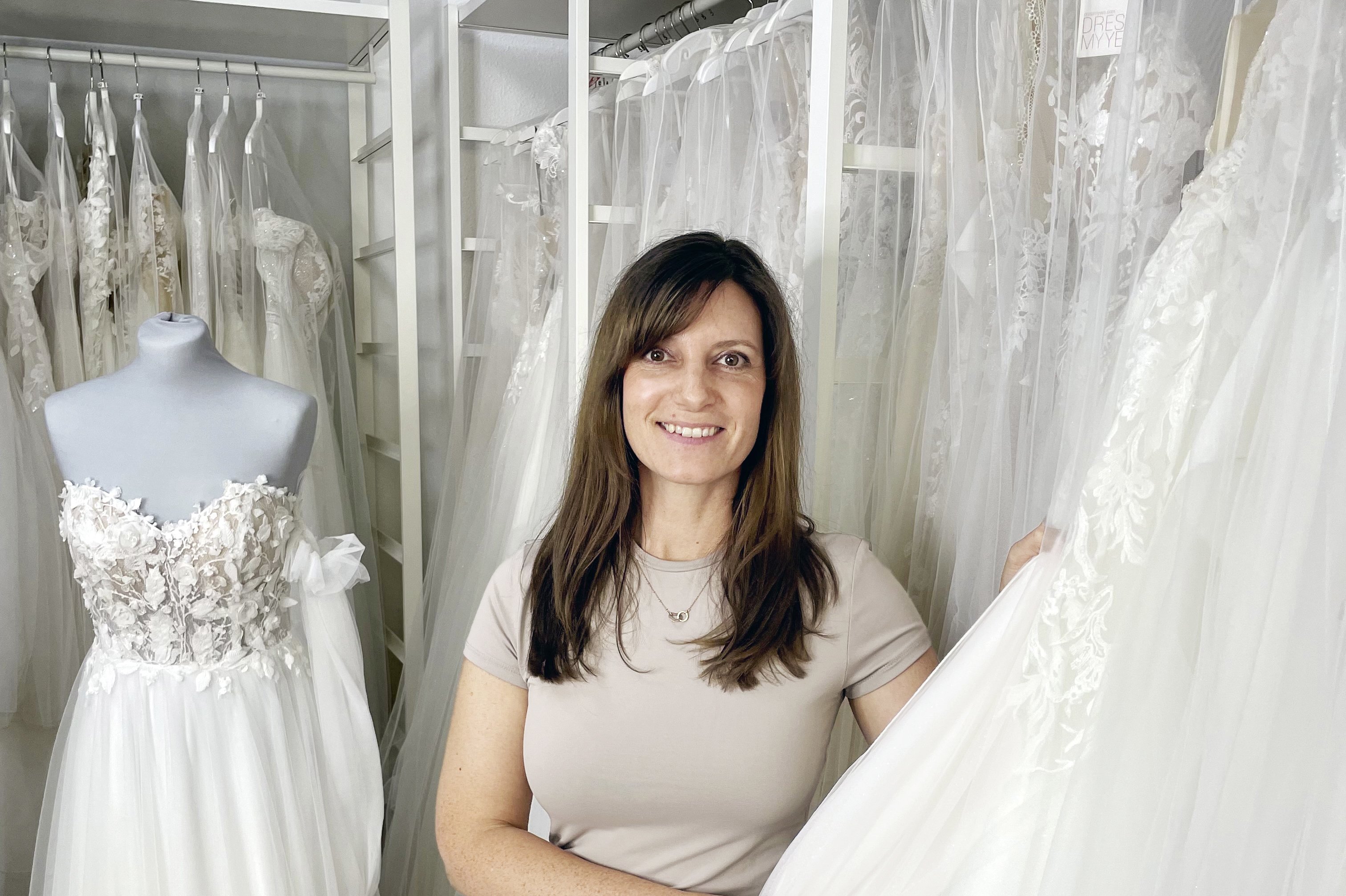 Inhaberin Bea präsentiert stolz eines ihrer Traumkleider