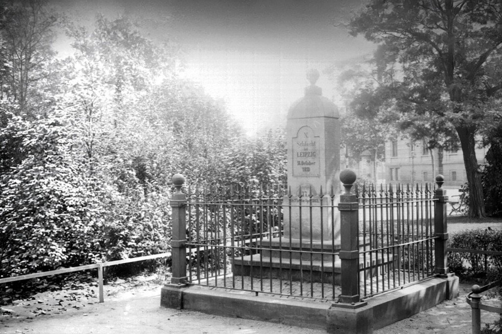 Um 1907: Apelstein Nr. 37 am Nordplatz. Der runde Kopf signalisiert die Truppenzugehörigkeit zu Napoleon. Finanziert wurden die Steine auf Basis von Spenden oder direkt durch Apel. Zum Zeitpunkt der Völkerschlacht war er gerade einmal zwei Jahre alt.