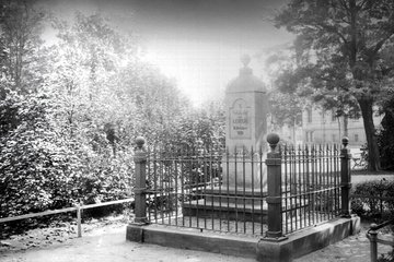 Um 1907: Apelstein Nr. 37 am Nordplatz. Der runde Kopf signalisiert die Truppenzugehörigkeit zu Napoleon. Finanziert wurden die Steine auf Basis von Spenden oder direkt durch Apel. Zum Zeitpunkt der Völkerschlacht war er gerade einmal zwei Jahre alt.