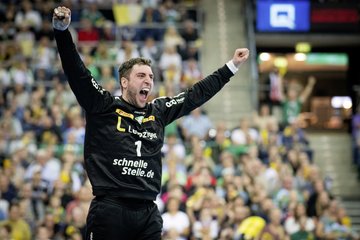 Handball-Torhüter Domenico Ebner vom SC DHfK Leipzig feiert leidenschaftlich 