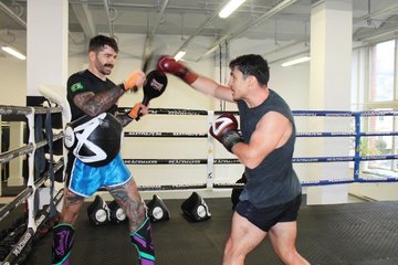 Trainer Tom Naumann (l.) beim Sparring mit einem seiner Schützlinge