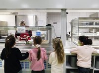 Die Kinder holen sich Frühstück am Buffet