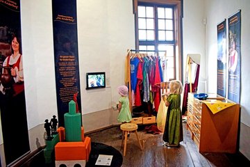 An den verschiedenen Stationen der interaktiven Familien-Ausstellung „Die Kinderburg“ gibt es eine Menge zu entdecken