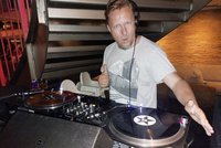 DJ D-Boy legt unter anderem im Barfusz auf