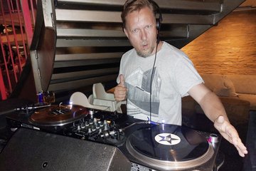 DJ D-Boy legt unter anderem im Barfusz auf
