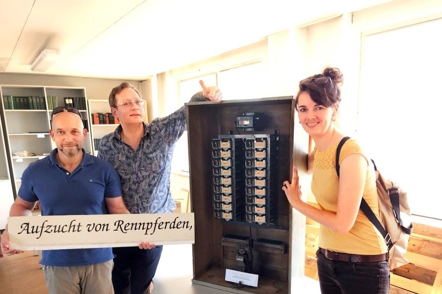 Enrico H. Ruge mit Clemens Meyer und Corinna Schulze (v. l. n. r.) an einer historischen Toto-Maschine