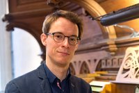 Der neue Thomasorganisten Johannes Lang an seinem Arbeitsinstrument