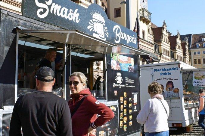 Nach dem Einkauf kann man sich zum Feierabend noch etwas Leckeres an den Food-Trucks gönnen