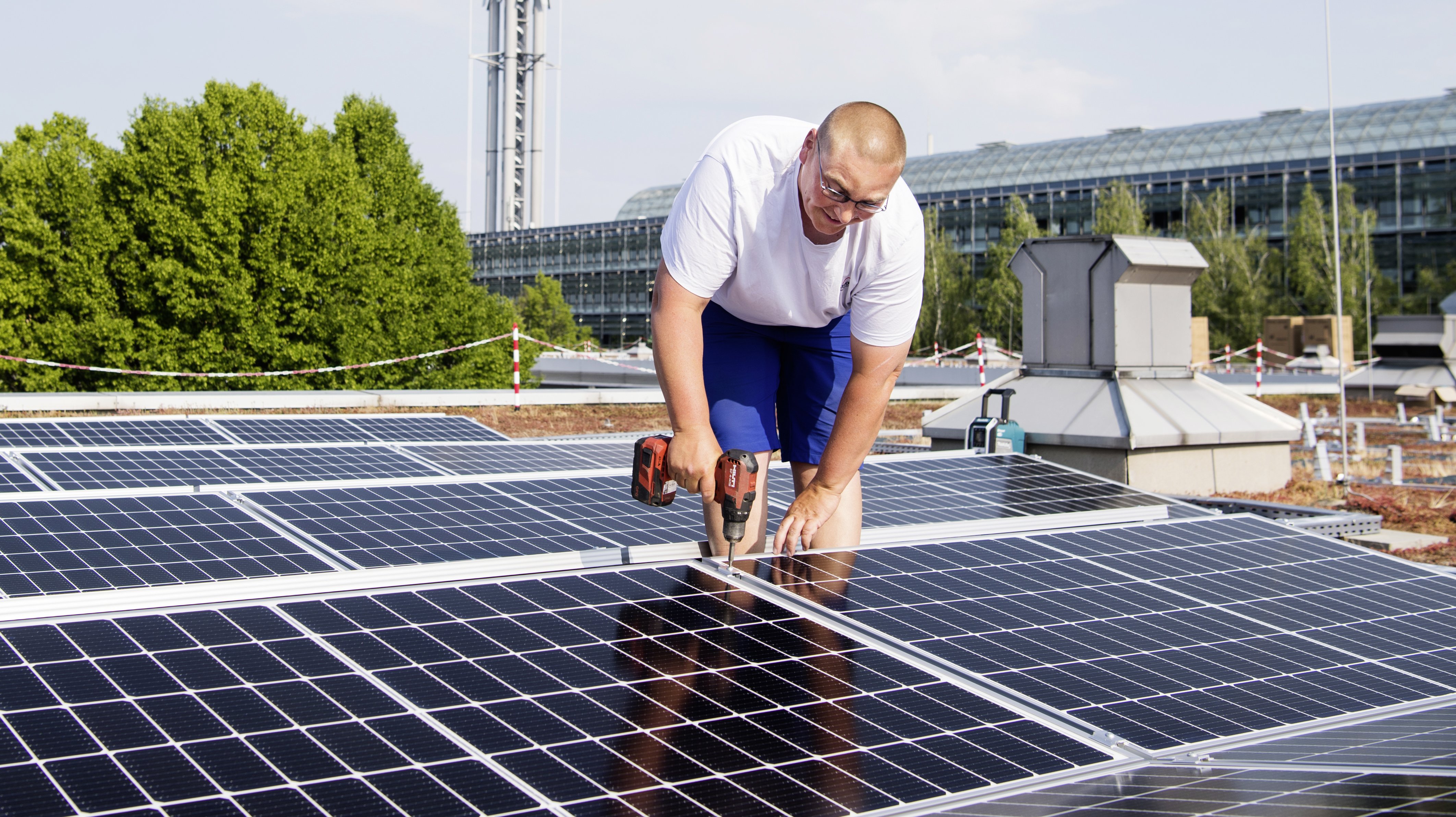 zusehen: ein Mensch der einen PV- Anlage installiert 