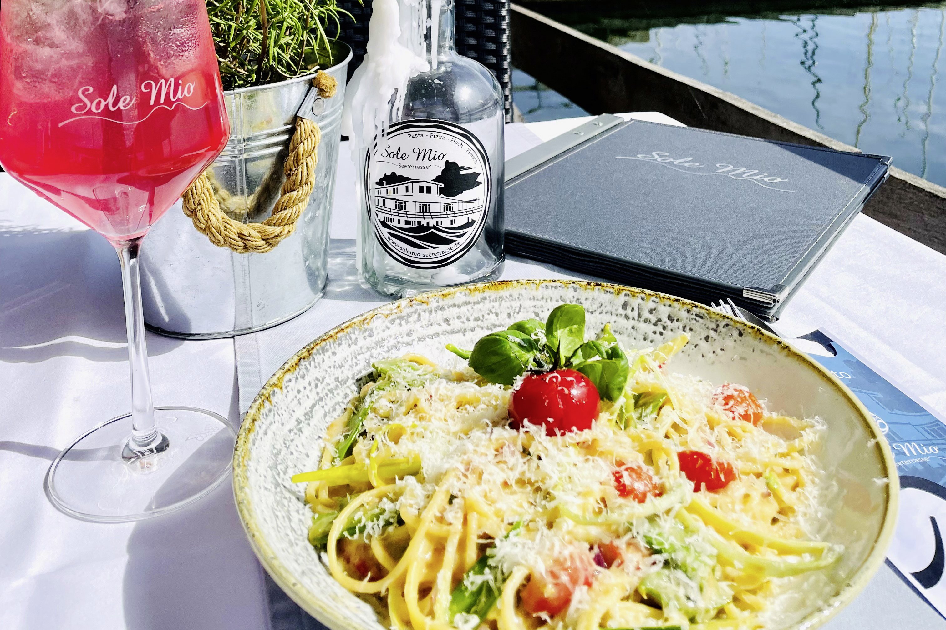 Leckeres Essen mit Blick auf den Cospudener See: Das ist auch im Spätsommer immer eine gute Option