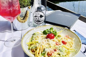 Leckeres Essen mit Blick auf den Cospudener See: Das ist auch im Spätsommer immer eine gute Option