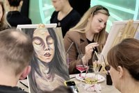 Kreativer Malspaß trifft auf einen guten Tropfen