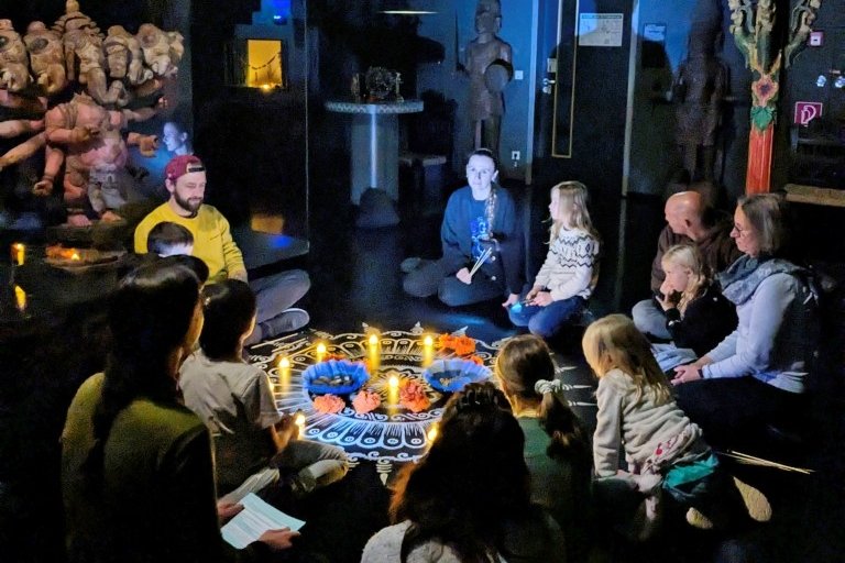 Rund 15 Teilnehmer können die Ausstellung gemeinsam im Schein der Taschenlampen erleben