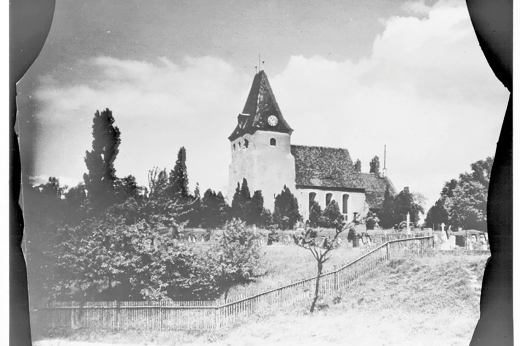 1900 Die Außenmauern der Kirche Hohen Thekla sind bis zu zwei Meter stark – so massiv, dass sie Jahrhunderte von Kriegen, Bränden und Umbauten überdauert haben. Damit bildet die Kirche ein Symbol der Beständigkeit.