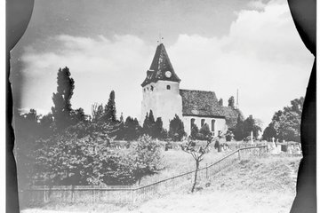 1900 Die Außenmauern der Kirche Hohen Thekla sind bis zu zwei Meter stark – so massiv, dass sie Jahrhunderte von Kriegen, Bränden und Umbauten überdauert haben. Damit bildet die Kirche ein Symbol der Beständigkeit.