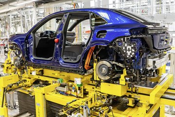 Der Tombola-Hauptpreis entsteht in der Montage des Leipziger Porsche-Werks