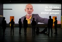 Martin Wuttke als Chef des Amts für Wahrheit