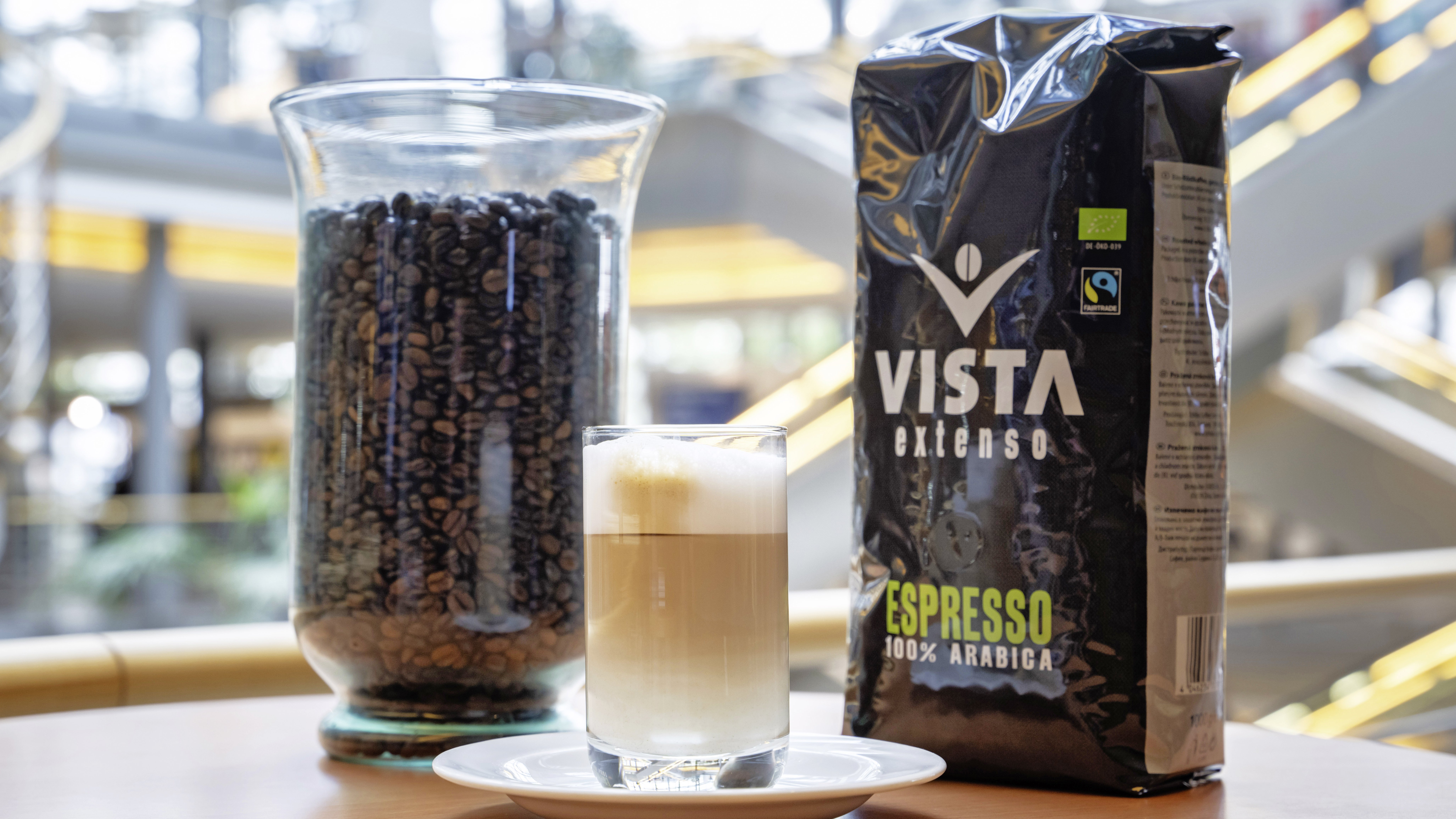 zusehen: einen Packung Kaffee und ein Glas mit Cappuccino