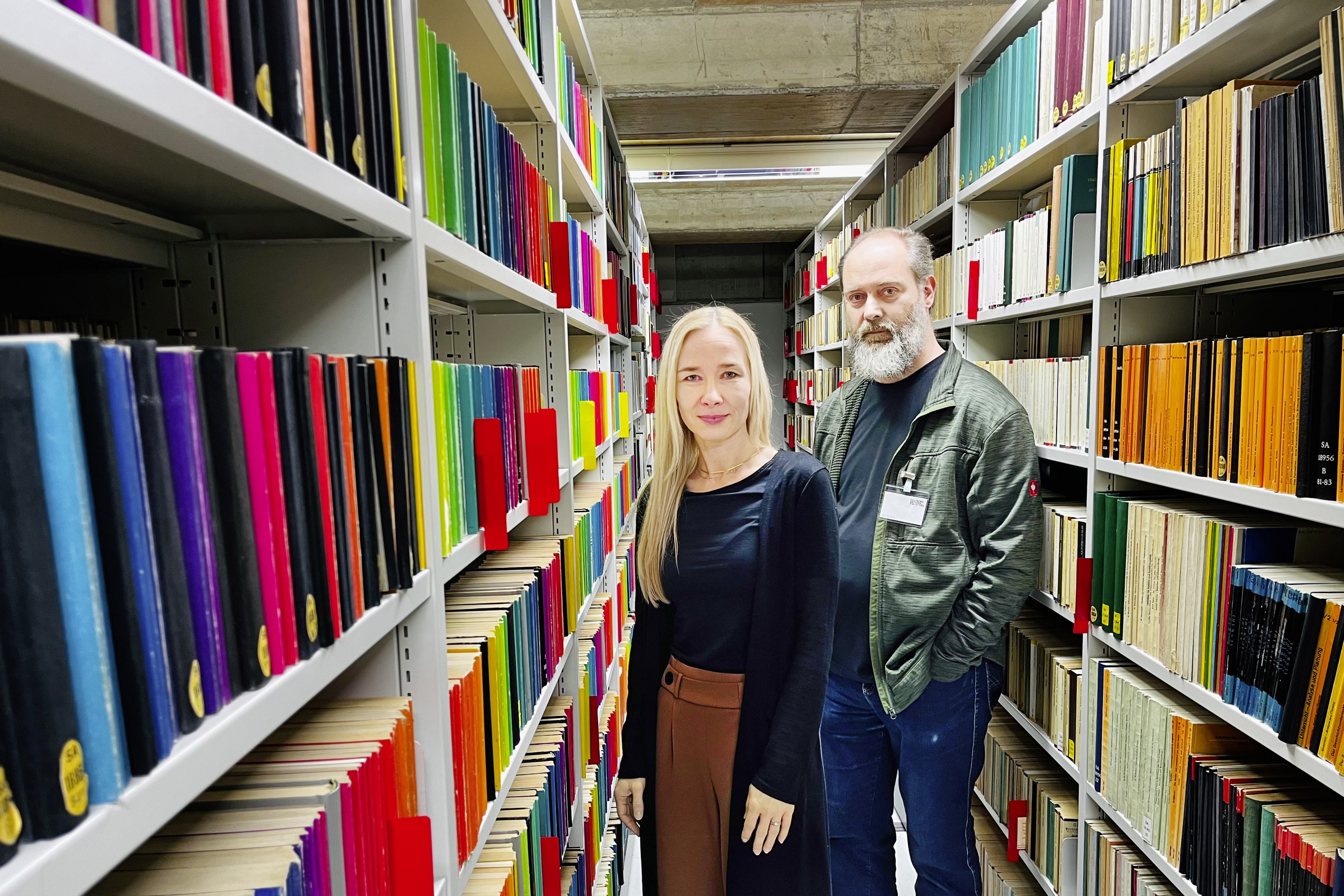 Direktionsreferentin Dr. Tina Bode und Magaziner Jan Schäfer führen durch die Magazine
