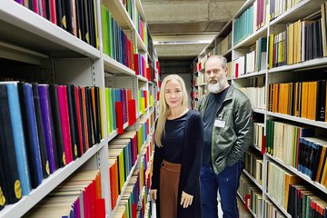 Direktionsreferentin Dr. Tina Bode und Magaziner Jan Schäfer führen durch die Magazine