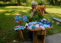 Nähen für den guten Zweck: Daniela Scholz hilft Eltern von Frühchen und Sternchen mit speziell gefertigter Kleidung.