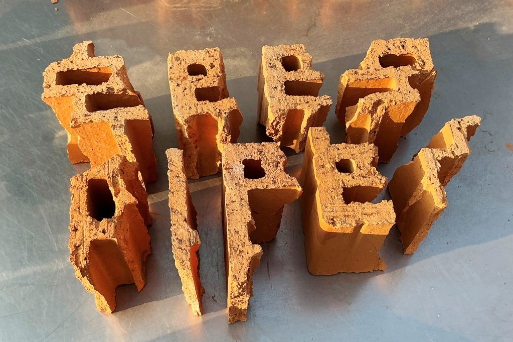 Den Ausstellungstitel „Geeg Piper“ baute Jirka Pfahl aus Alltagsmaterialien