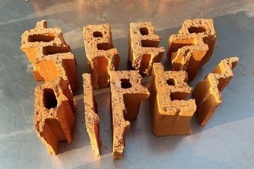 Den Ausstellungstitel „Geeg Piper“ baute Jirka Pfahl aus Alltagsmaterialien