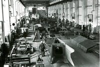 1972 Der Blick in die neue Montagehalle der Kirow-Werke. Die großzügige Halle ermöglichte die Montage immer leistungsfähigerer Eisenbahnkrane und unterstreicht die industrielle Bedeutung des Standorts in der DDR. Viele der Kräne wurden exportiert.