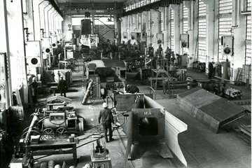 1972 Der Blick in die neue Montagehalle der Kirow-Werke. Die großzügige Halle ermöglichte die Montage immer leistungsfähigerer Eisenbahnkrane und unterstreicht die industrielle Bedeutung des Standorts in der DDR. Viele der Kräne wurden exportiert.