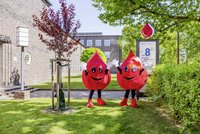 Blutbank-Maskottchen Blutbert (l.) und Rhesi