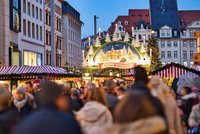 Auf der 90-minütigen Weihnachtsmarkt-Tour der Stadtevents gibt es einiges zu erfahren und zu probieren