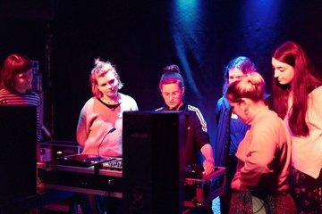 Gemeinsam am Mischpult: Die Teilnehmenden probieren sich mit Unterstützung an der DJ-Technik aus