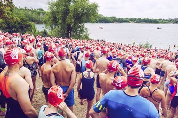Gedränge vor dem Schwimmstart