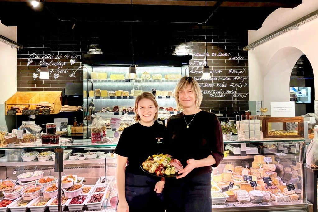 Emily (l.) und Britt Empel stehen stehen in der Salumeria mitten im Geschehen, Sven Empel agiert im Hintergrund