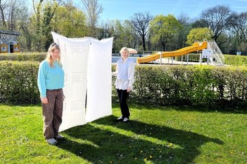 Clara Minckwitz (l.) und Ausstatterin Sandra Cienkowski (r.) bereiten die Performance im Schreberbad vor