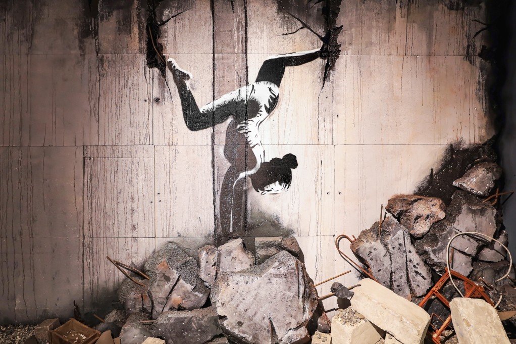 Bei Banksy treten die Werke in Dialog mit der Umgebung