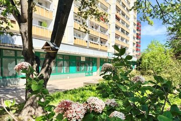 Grünflächen und Wohnbebauung prägen das Umfeld der Gewerbefläche