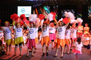 Kinder beim internationalen deutschen Turnfest tanzen