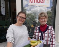 Tante E vor ihrem Verein „Straßenkinder e.V.