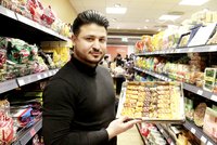 Marktzeit-Geschäftsführer Ahmad Nazari mit orientalischem Gebäck