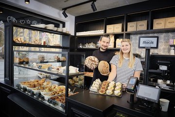 Sauerteigflüsterer und Tortenqueen: Thomas und Sarina versorgen Gohlis mit feinem Bio-Gebäck