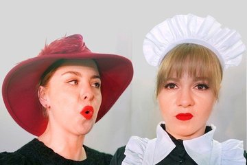 Nathalie Jaworski (l.) und Josephine Rab spielen das Lustspiel „Raub der Sabinerinnen“