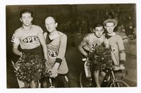 4 Radsportler bei der Siegerehrung 