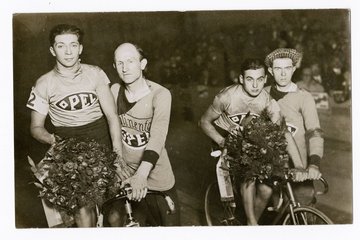 4 Radsportler bei der Siegerehrung 
