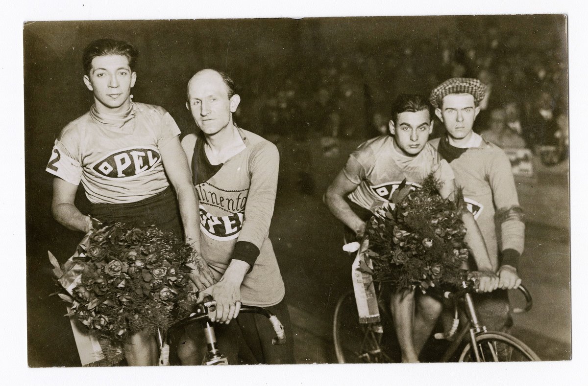 4 Radsportler bei der Siegerehrung 