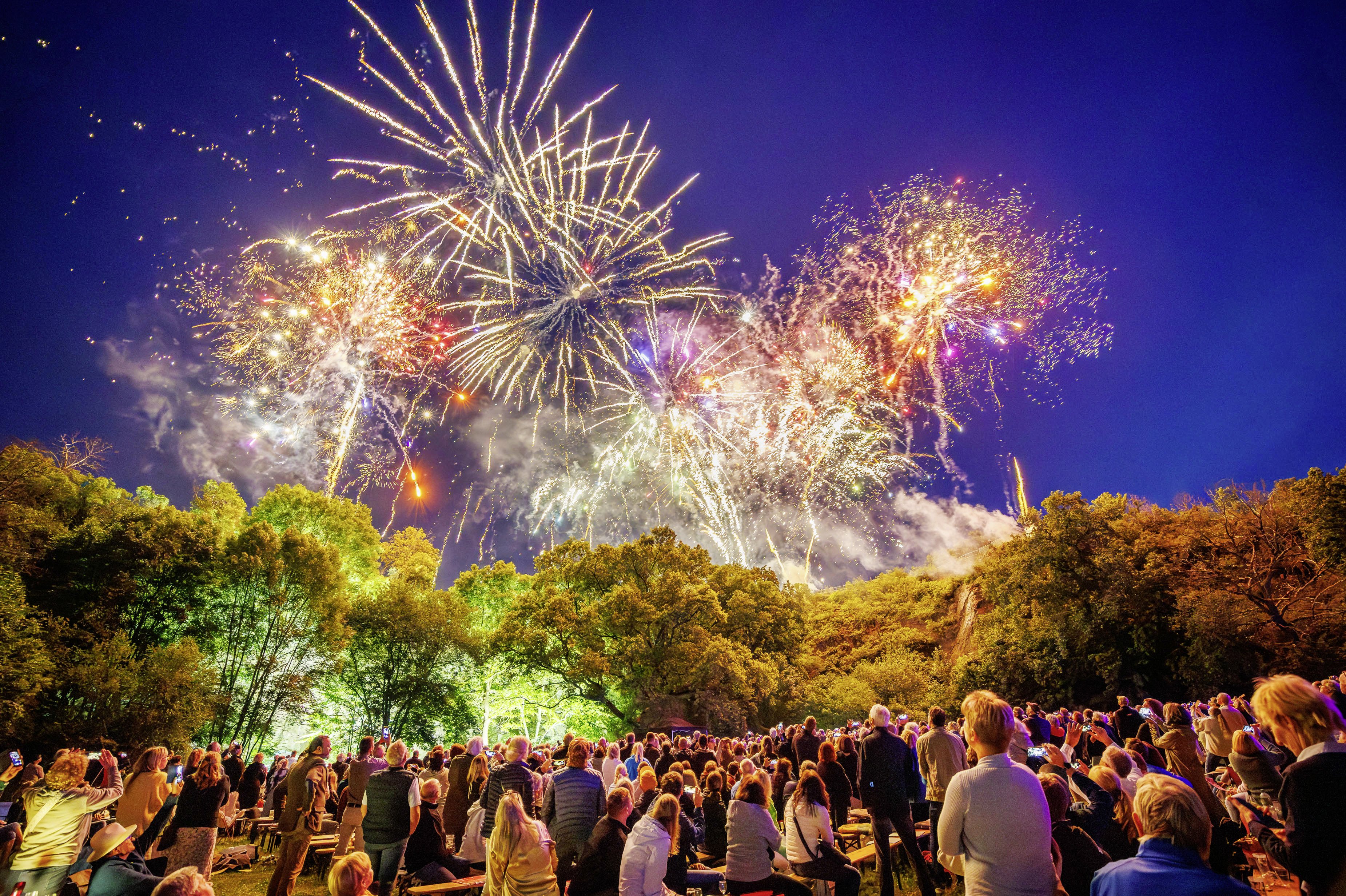 Die Galgenbergschlucht verwandelt sich in einen faszinierenden Konzertort mit Feuerwerk