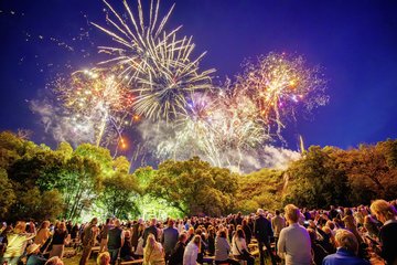 Die Galgenbergschlucht verwandelt sich in einen faszinierenden Konzertort mit Feuerwerk